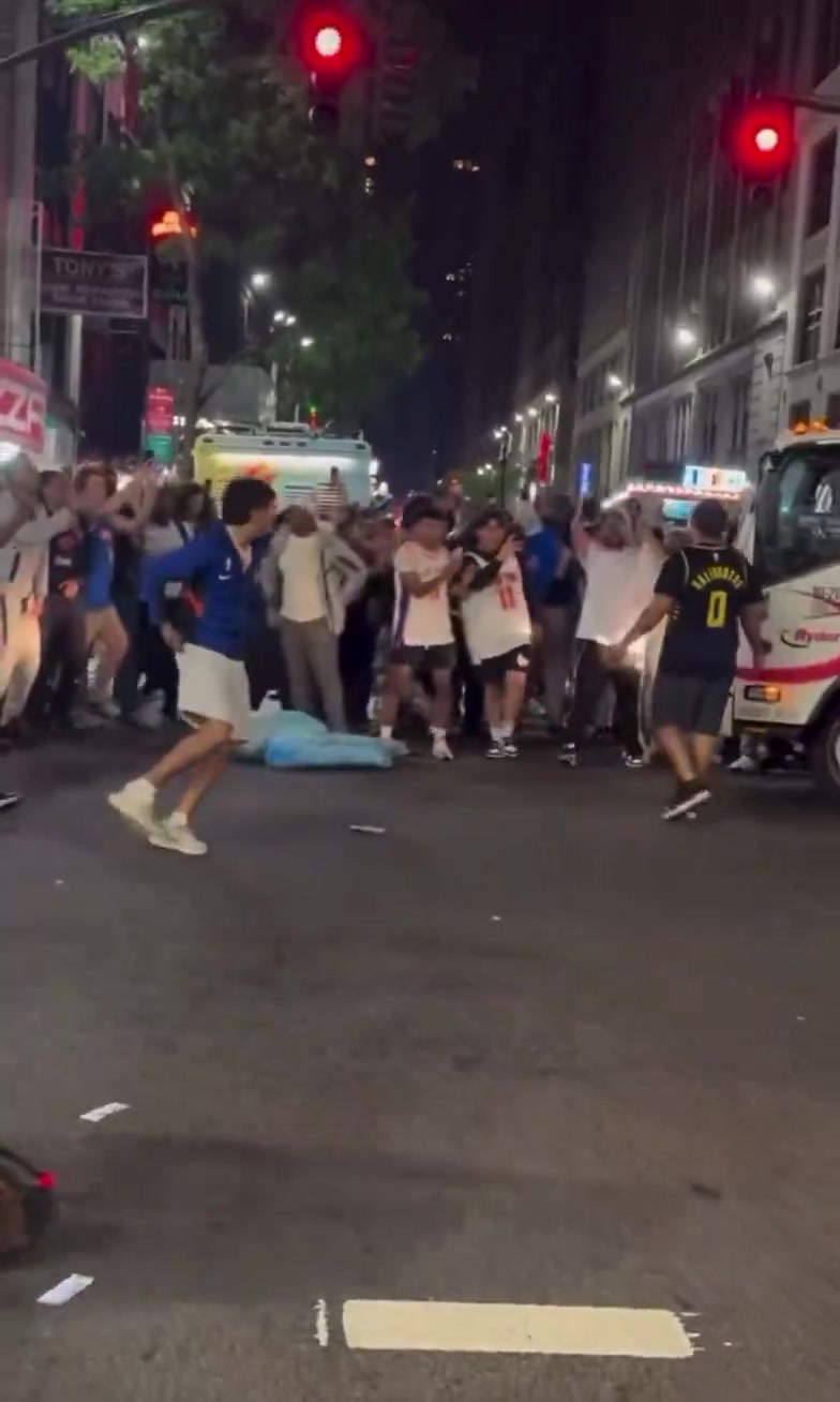 这不好?尼克斯球迷以多欺少 用垃圾砸哈利伯顿球迷